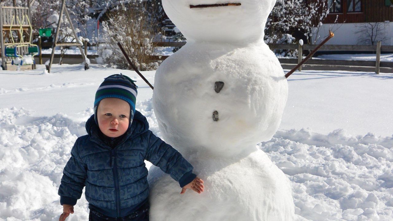 Schneemann bauen macht Spaß Schneemann bauen macht Spaß